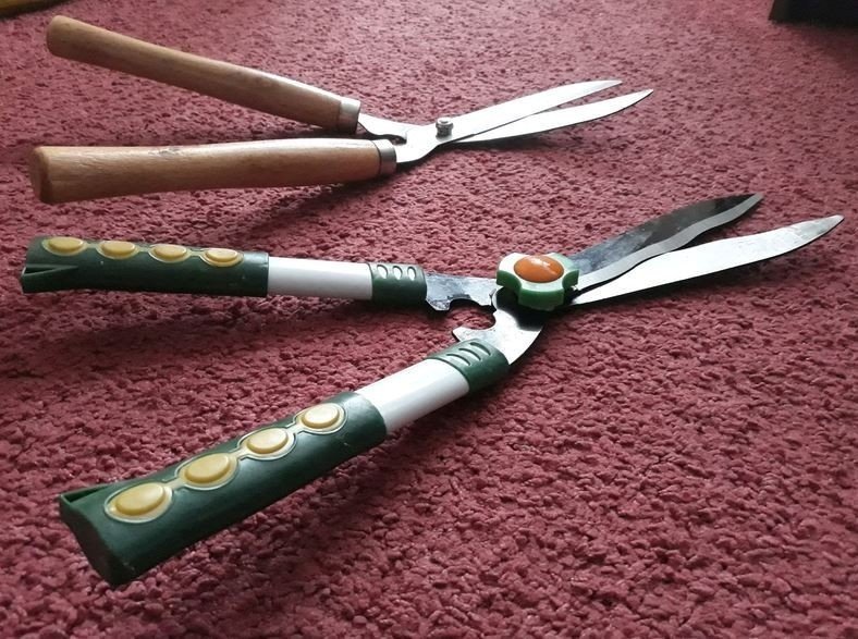 Ножницы с зелеными ручками