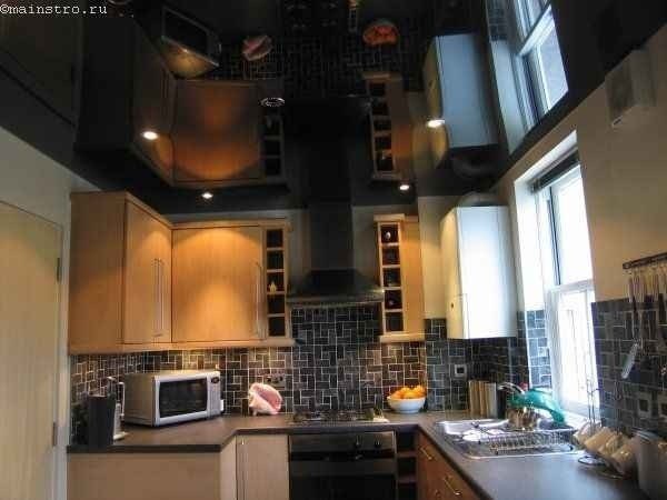 Черный натяжной потолок на кухне