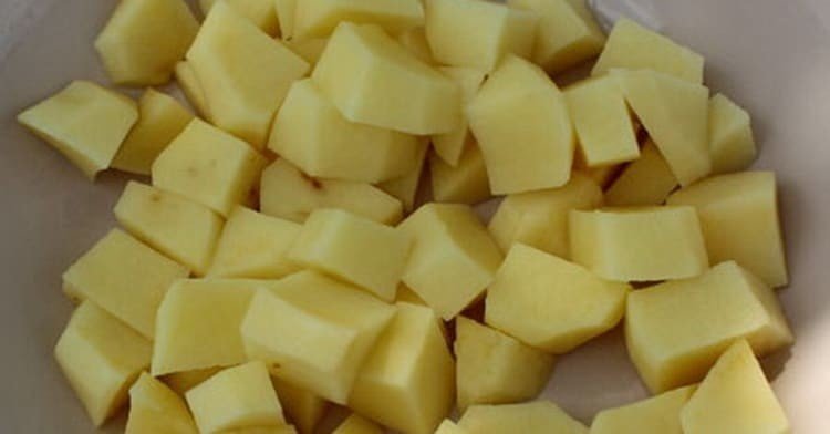 Картошка кубиками на тарелке