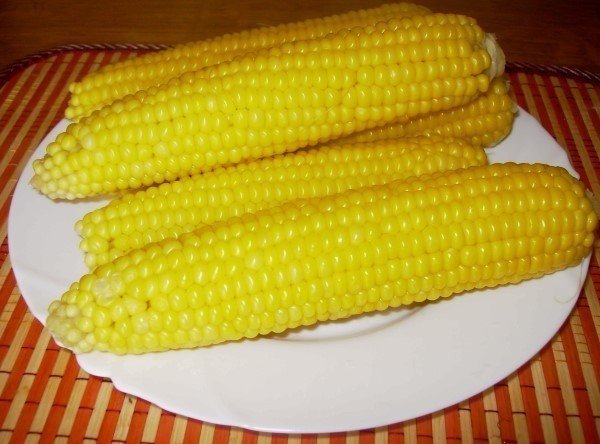 Белая вареная кукуруза