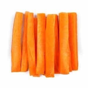 Морковные палочки на белом фоне