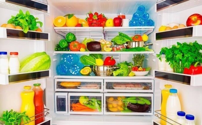 Свежие фрукты овощи и зелень в холодильнике