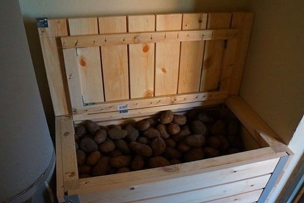 Ящик для картошки на балконе