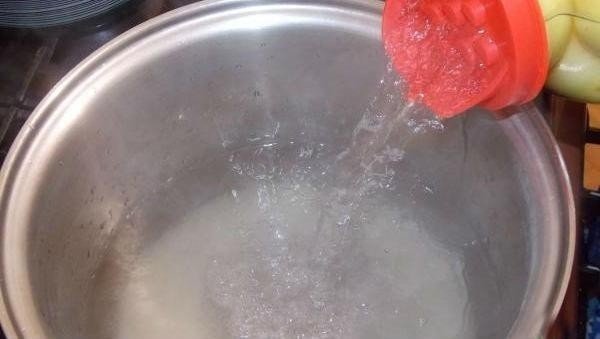 Кипящая вода в кастрюле