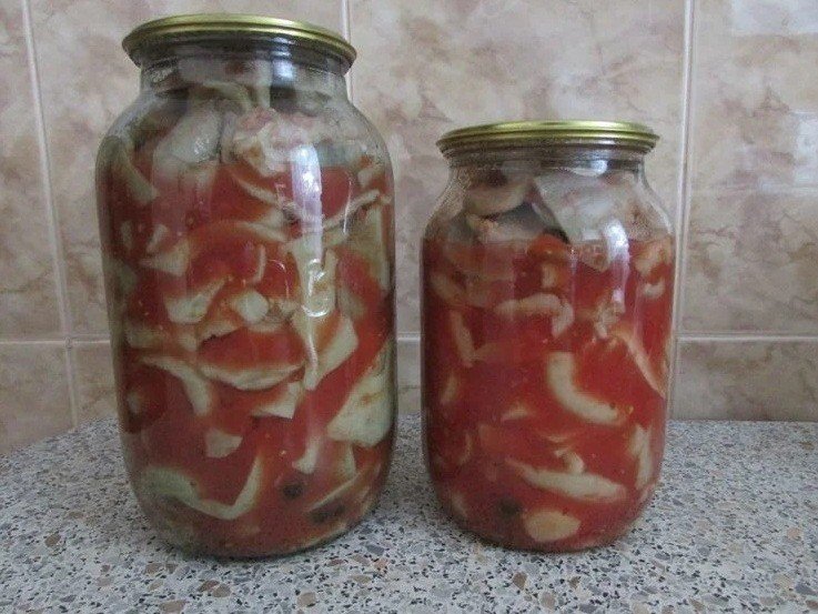 Резаные помидоры с луком и маслом на зиму