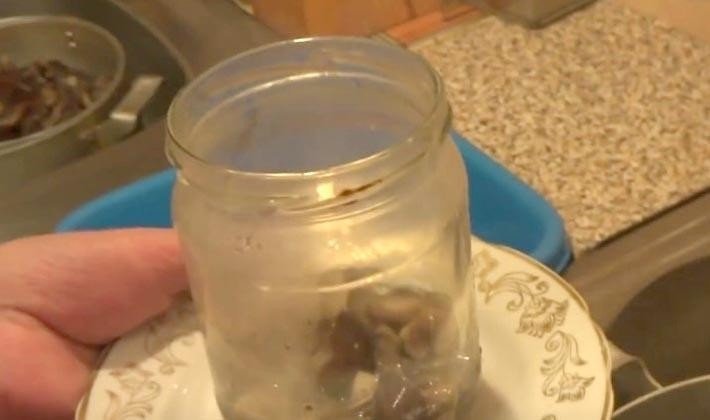 Кипятить грибы в этом рецепте или просто залить горячий рассол