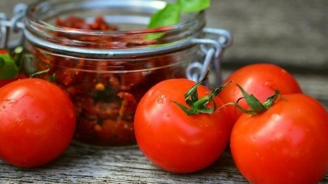 Больше не нужно искать! 7 супер-рецептов малосольных помидоров уже у вас