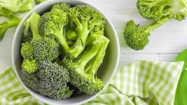 Как приготовить замороженную капусту брокколи: рецепты овощных блюд с фото, что можно делать с продуктом на сковороде, в микроволновке, чтобы получилось вкусно?