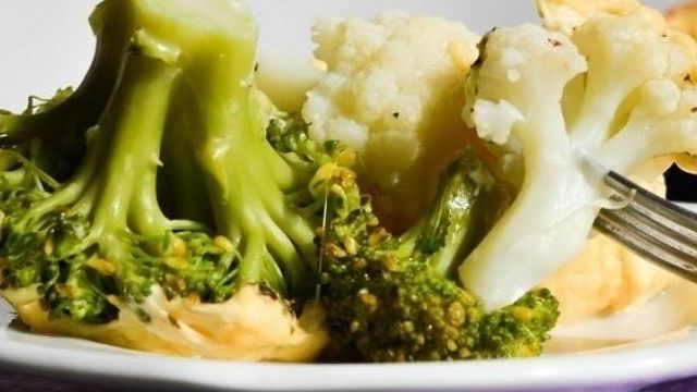 Как вкусно сделать блюдо из замороженных цветной капусты и брокколи? Рецепты приготовления
